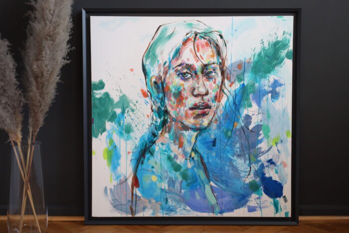 Abstrakcyjny obraz akrylowy. Portret kobiecy malowany ręcznie. Autor Małgorzata Sęk. Obok obrazu wazon