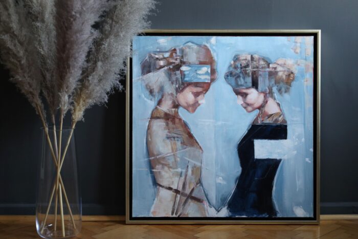 Obraz abstrakcja przedstawia kobiety. Autor Daria Majtka- Kucharska. Obraz stoi na podłodze oparty o ścianę obok stoi wazon.