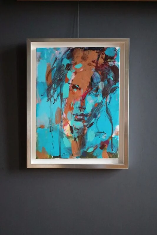 Dreamin Blue, Małgorzata Sęk Obraz ręcznie malowany, abstrakcja na płótnie, mały format. Kobieta na obrazie. Obraz w ramie. Idealny obraz na prezent dla kobiety.
